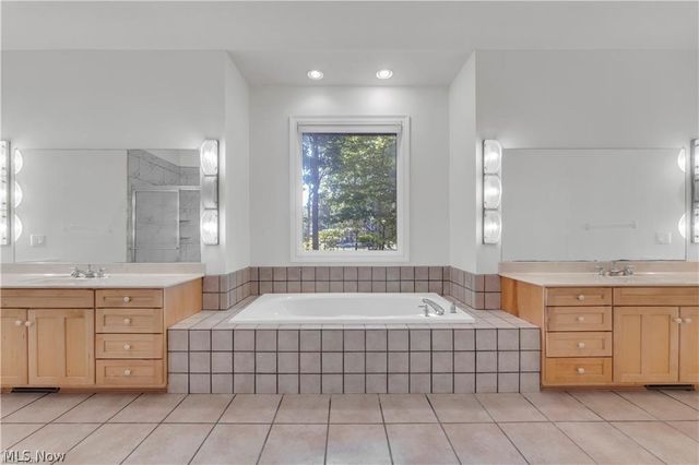 416 Castle Pines Drive, Akron, OH 44333