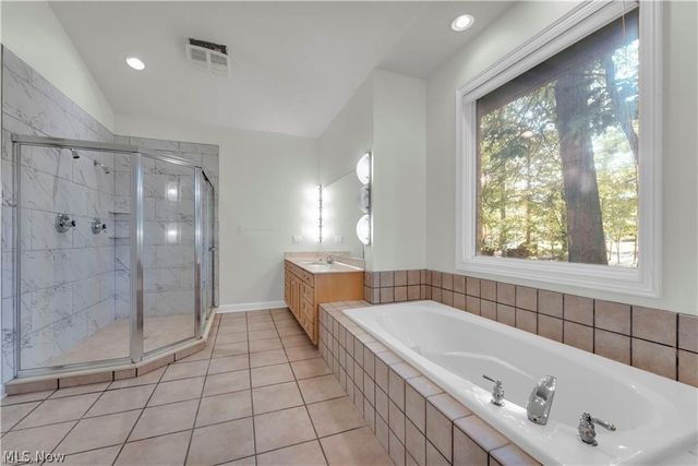 416 Castle Pines Drive, Akron, OH 44333