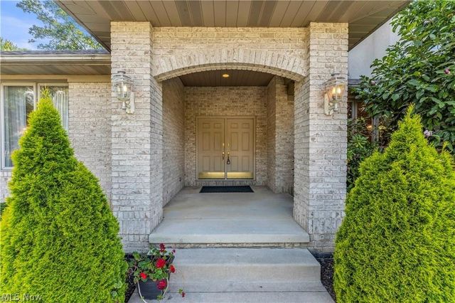 416 Castle Pines Drive, Akron, OH 44333