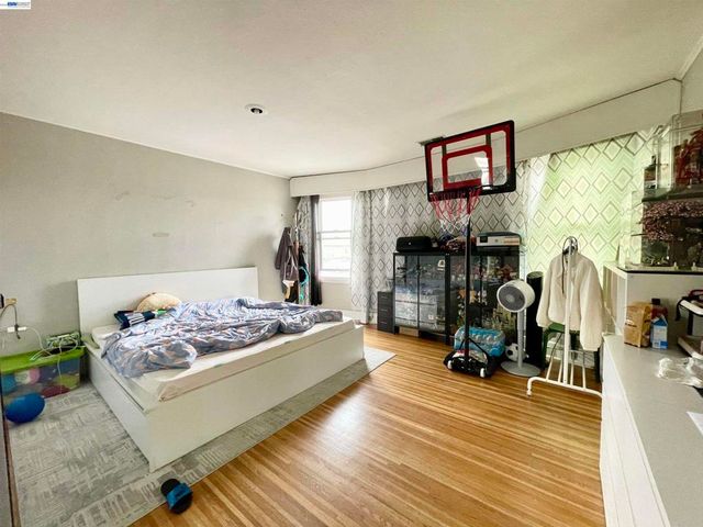 2517 Webb Ave, Alameda, CA 94501