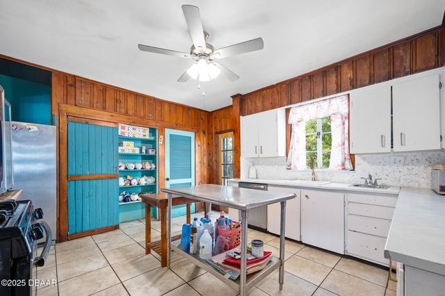 228 W Howry Avenue, Deland, FL 32720