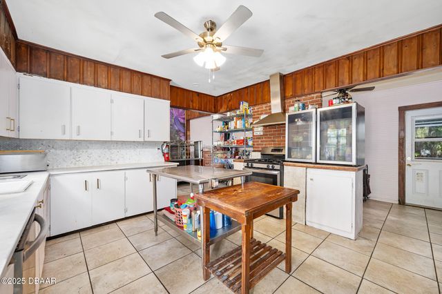 228 W Howry Avenue, Deland, FL 32720