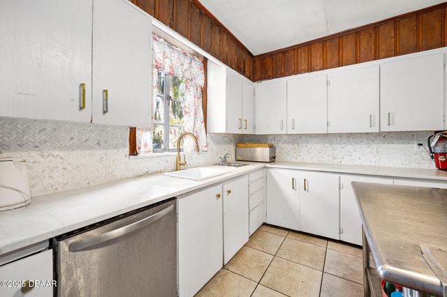 228 W Howry Avenue, Deland, FL 32720