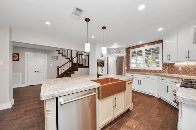 3 Hidden Deer Corner Court, The Woodlands, TX 77381