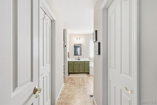 6 Hollow Oak Court, Imperial, MO 63052