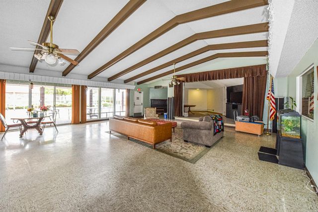 7408 Chantilly Ln, Sacramento, CA 95828