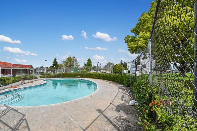 7408 Chantilly Ln, Sacramento, CA 95828