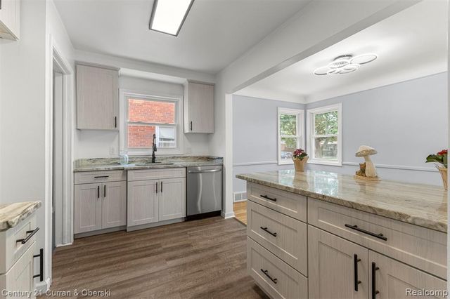 8276 Riverview Street, Dearborn Heights, MI 48127