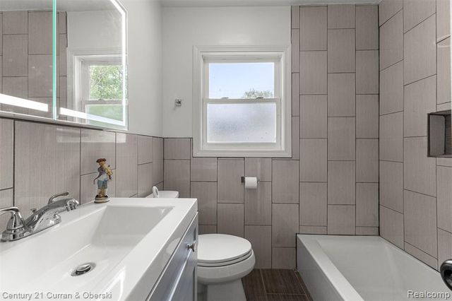 8276 Riverview Street, Dearborn Heights, MI 48127