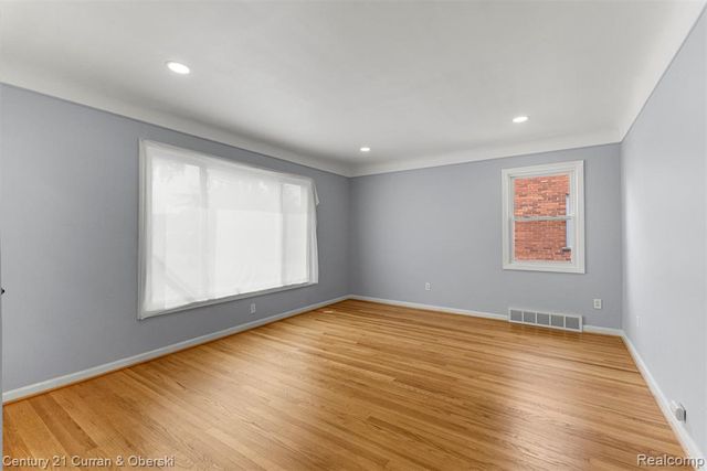 8276 Riverview Street, Dearborn Heights, MI 48127