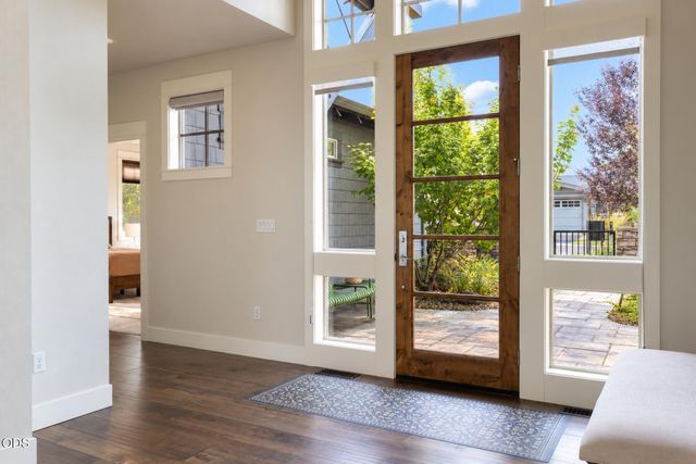 19301 Alianna Loop, Bend, OR 97702