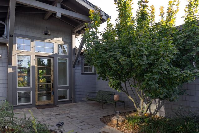 19301 Alianna Loop, Bend, OR 97702