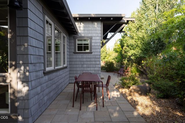 19301 Alianna Loop, Bend, OR 97702