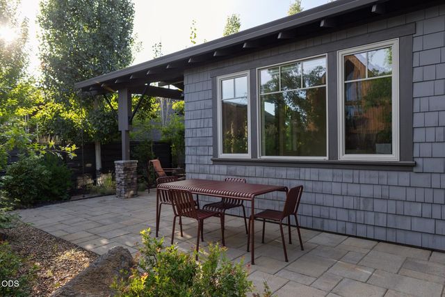19301 Alianna Loop, Bend, OR 97702