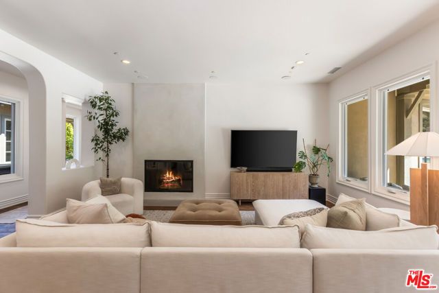 2052 Shadow Creek Drive, Agoura Hills, CA 91301