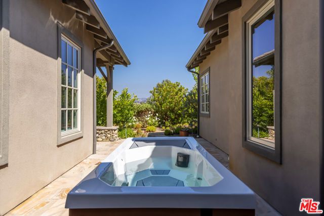 2052 Shadow Creek Drive, Agoura Hills, CA 91301