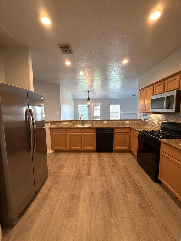 850 Saltcreek Bend Lane, La Marque, TX 77568