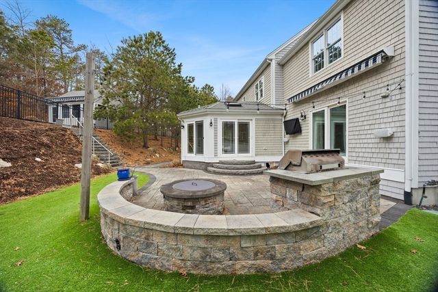 69 Fairview Ln, Plymouth, MA 02360