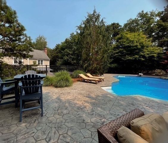 69 Fairview Ln, Plymouth, MA 02360