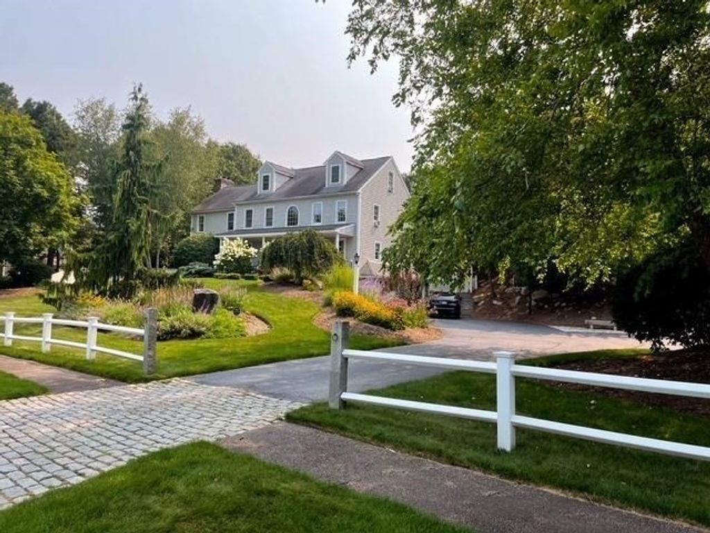 69 Fairview Ln, Plymouth, MA 02360