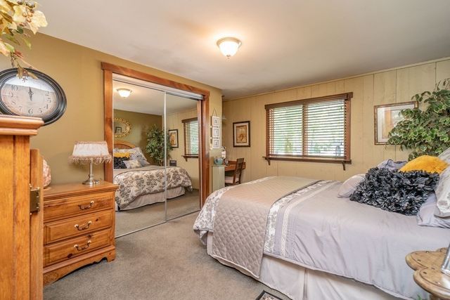 23 Freyer Rd, Southampton, MA 01073