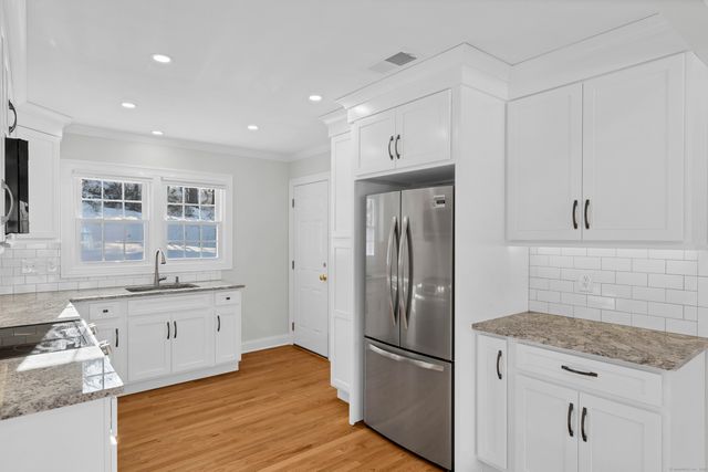 122 North Street Apt 4, Guilford, CT 06437