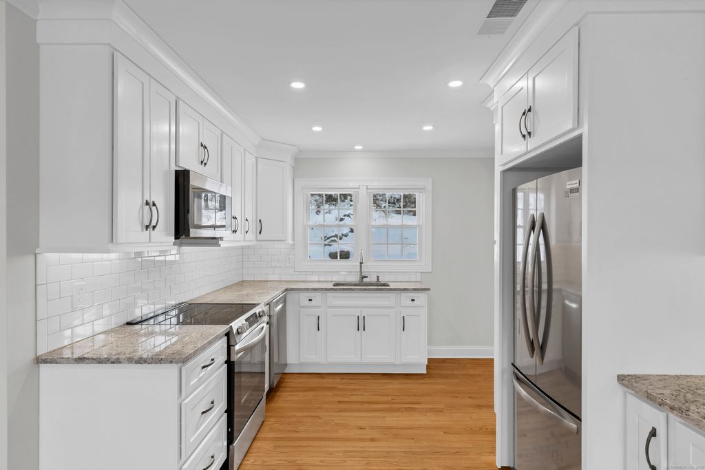 122 North Street Apt 4, Guilford, CT 06437