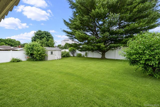 107 W Walnut Street, Farmingdale, NY 11735