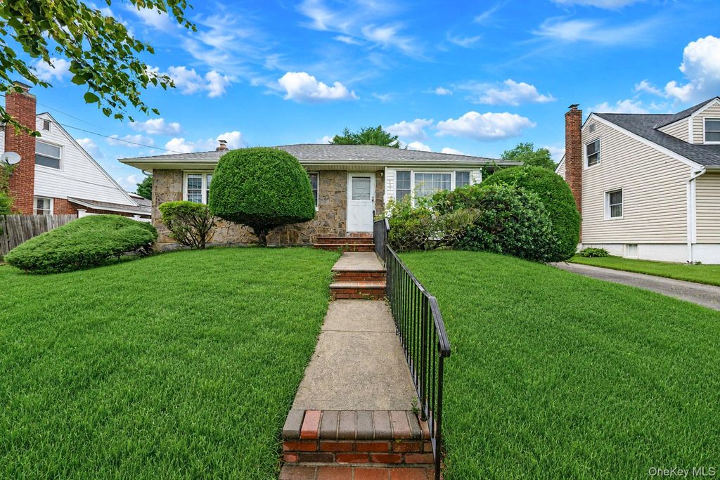107 W Walnut Street, Farmingdale, NY 11735