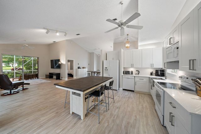 6866 Briarlake Circle, Palm Beach Gardens, FL 33418