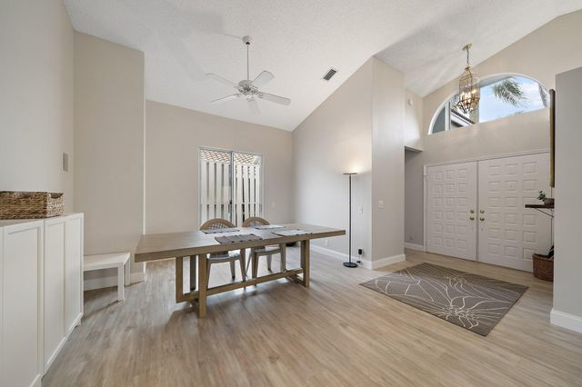 6866 Briarlake Circle, Palm Beach Gardens, FL 33418