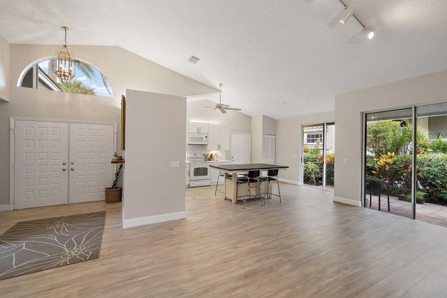 6866 Briarlake Circle, Palm Beach Gardens, FL 33418