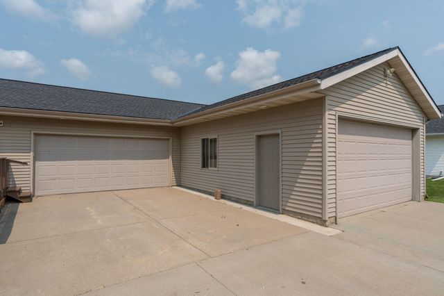 1114 Engesser Lane, Saint Peter, MN 56082