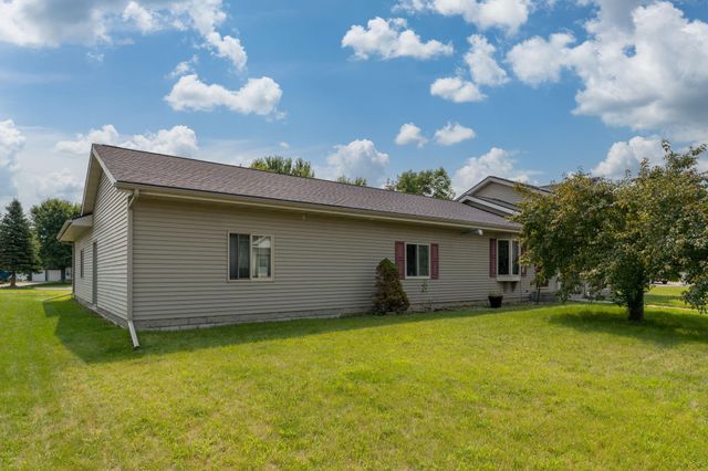 1114 Engesser Lane, Saint Peter, MN 56082
