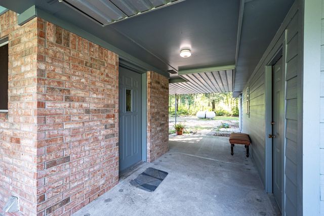 27 County Road 3371, Cleveland, TX 77327