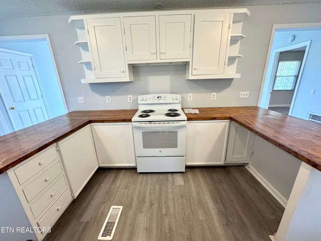 690 Ridge Rd, Caryville, TN 37714