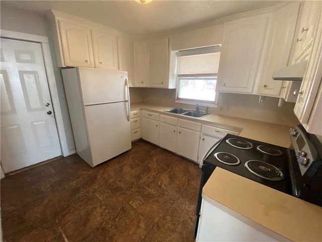 829 E Hoffman Ave, Kingsville, TX 78363