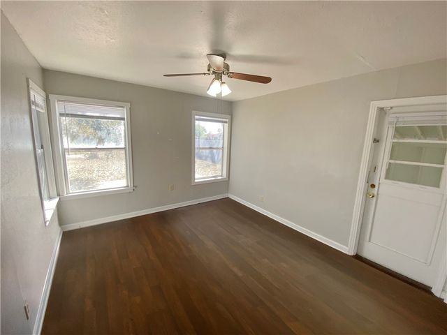 829 E Hoffman Ave, Kingsville, TX 78363