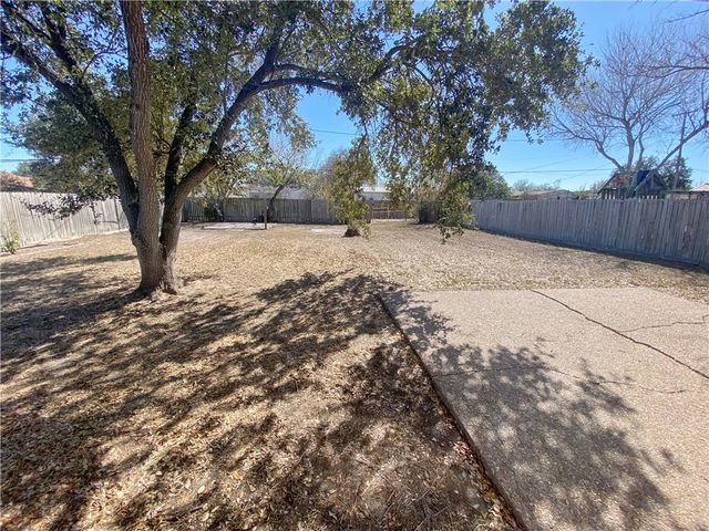 829 E Hoffman Ave, Kingsville, TX 78363