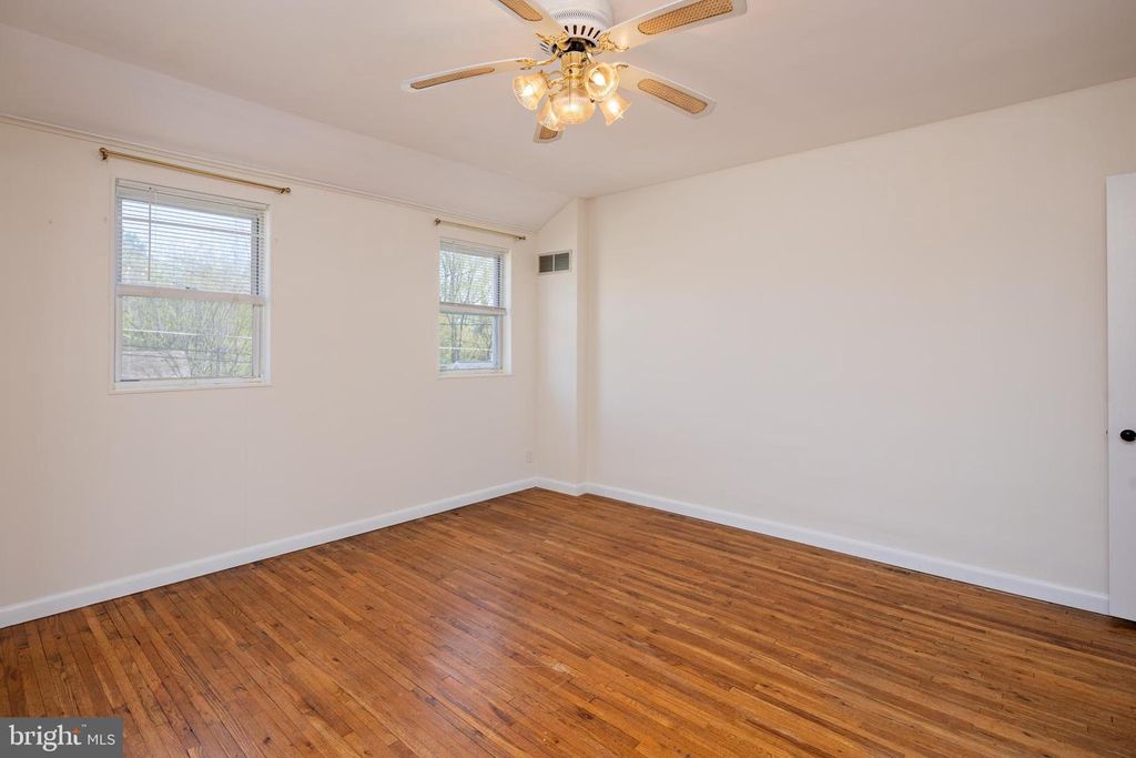 Image 15 of property listing at 8546 OAKLEIGH RD, Baltimore, MD 21234