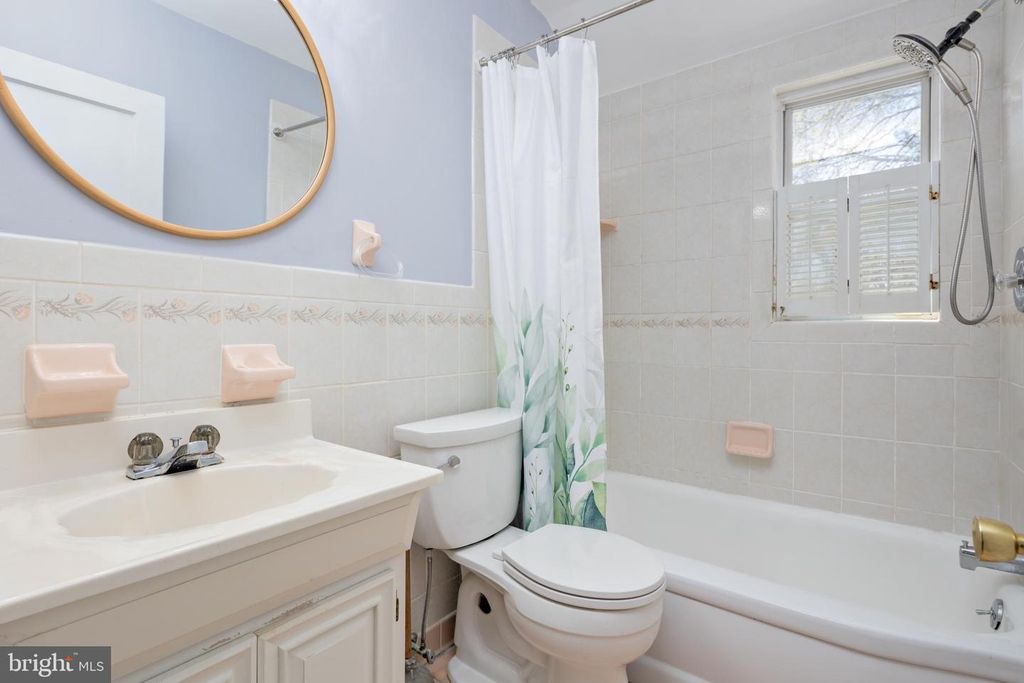 Image 18 of property listing at 8546 OAKLEIGH RD, Baltimore, MD 21234