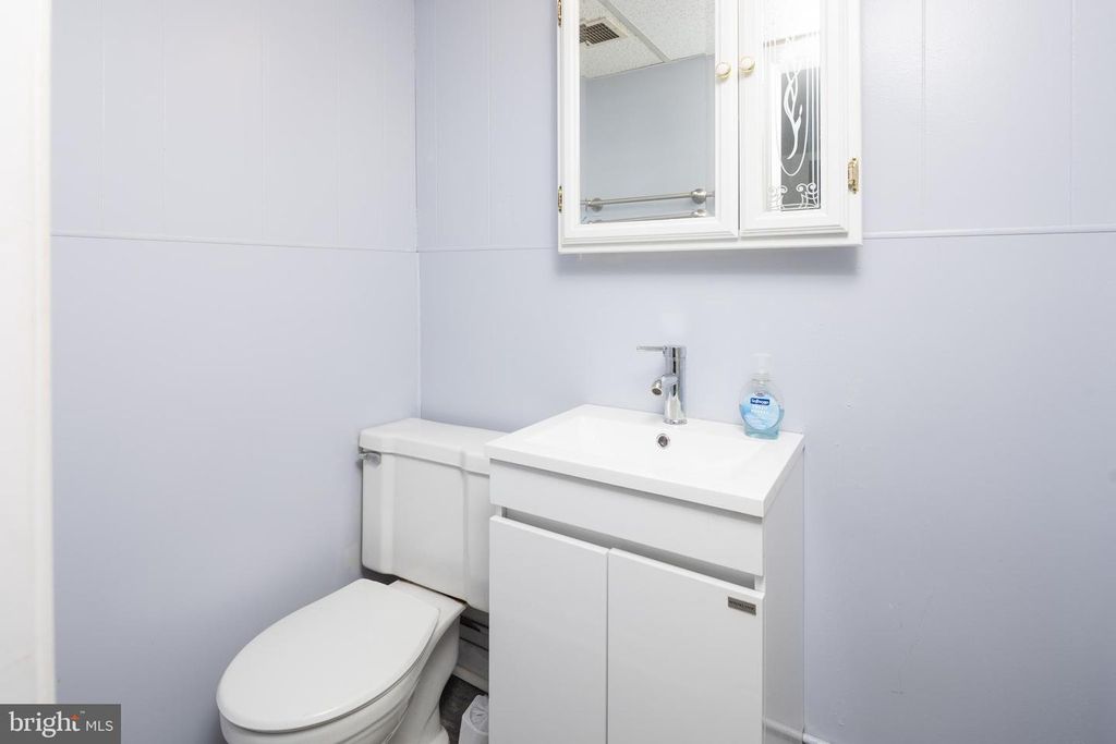 Image 29 of property listing at 8546 OAKLEIGH RD, Baltimore, MD 21234