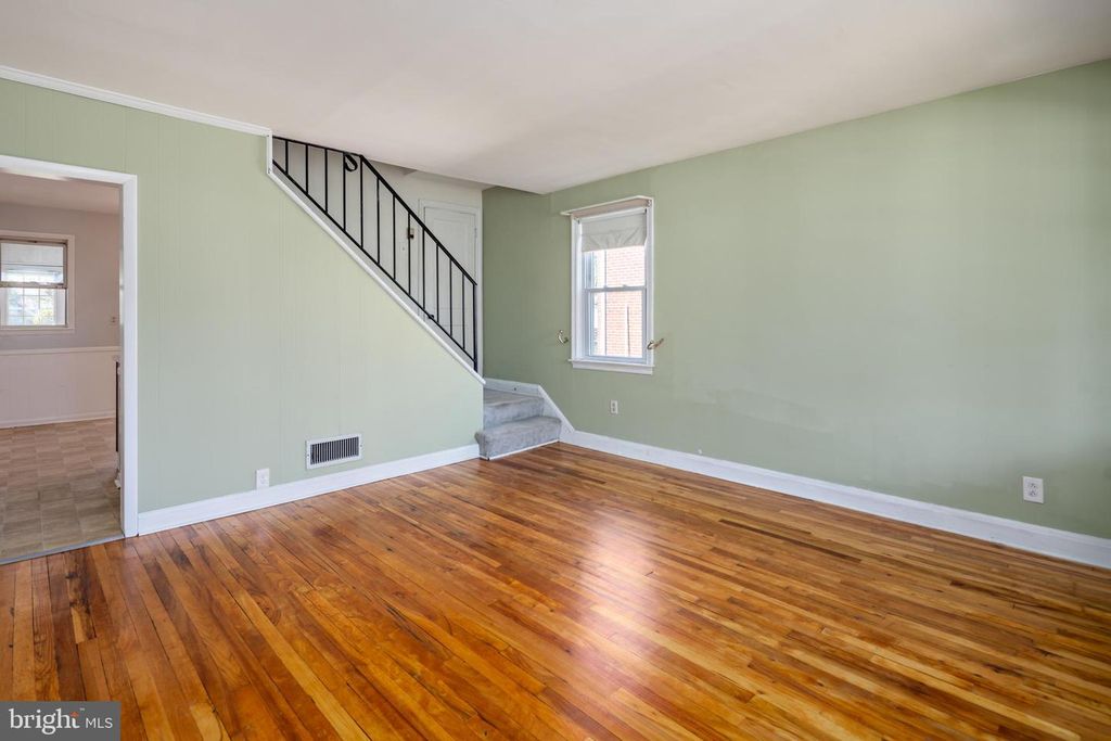 Image 3 of property listing at 8546 OAKLEIGH RD, Baltimore, MD 21234