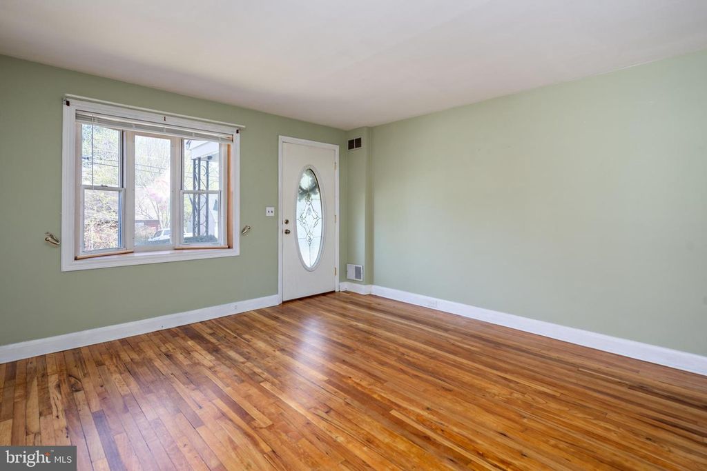 Image 4 of property listing at 8546 OAKLEIGH RD, Baltimore, MD 21234