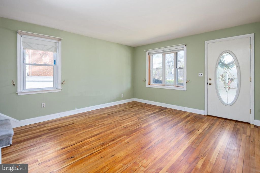 Image 5 of property listing at 8546 OAKLEIGH RD, Baltimore, MD 21234