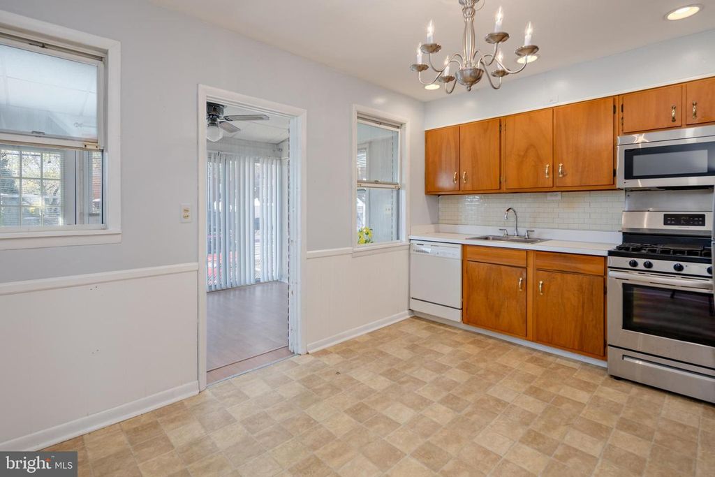 Image 6 of property listing at 8546 OAKLEIGH RD, Baltimore, MD 21234