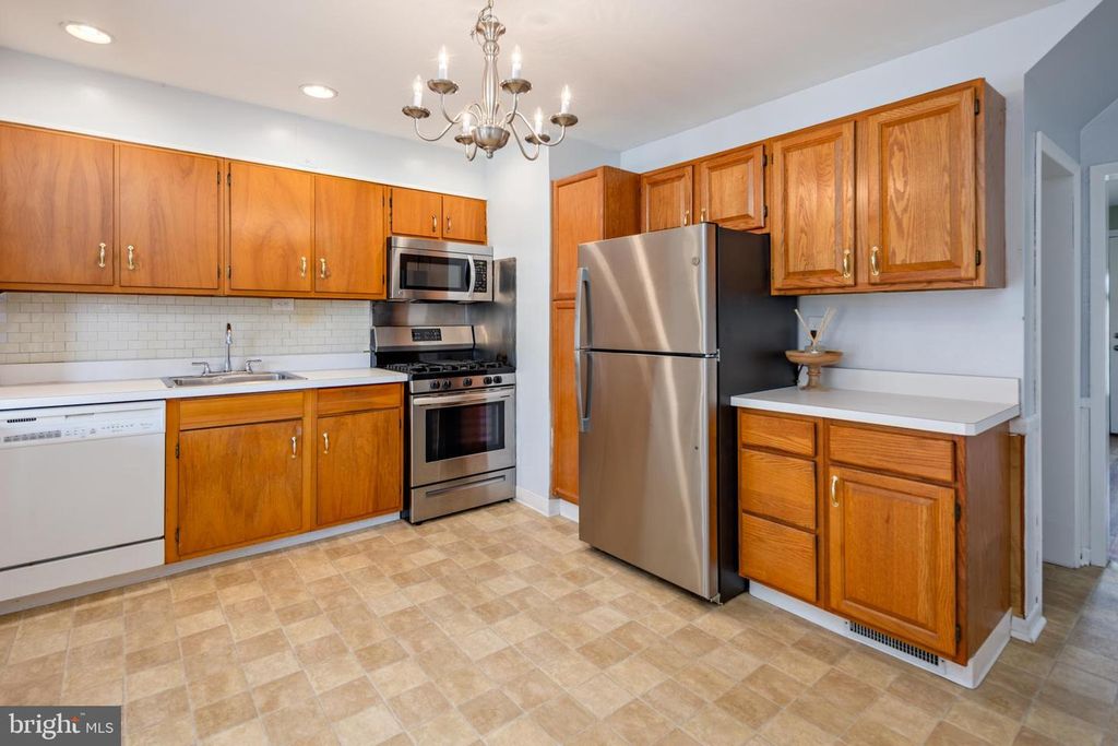 Image 7 of property listing at 8546 OAKLEIGH RD, Baltimore, MD 21234