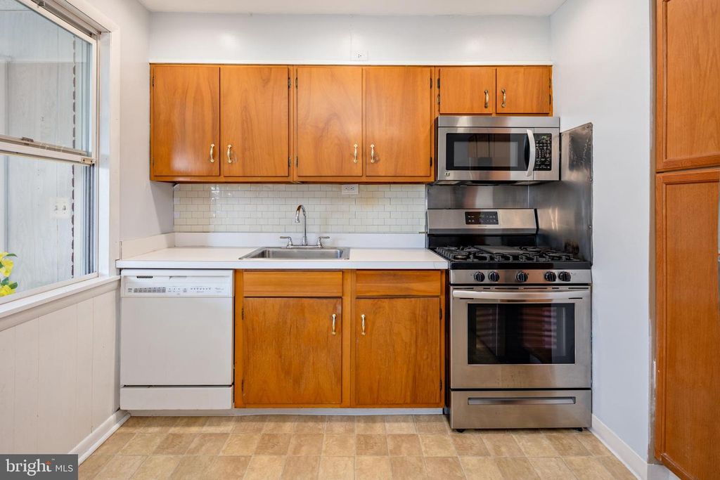 Image 8 of property listing at 8546 OAKLEIGH RD, Baltimore, MD 21234