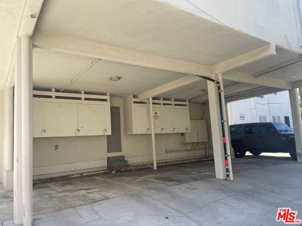 Image 10 of property listing at 304 S Doheny Drive, Beverly Hills, CA 90211