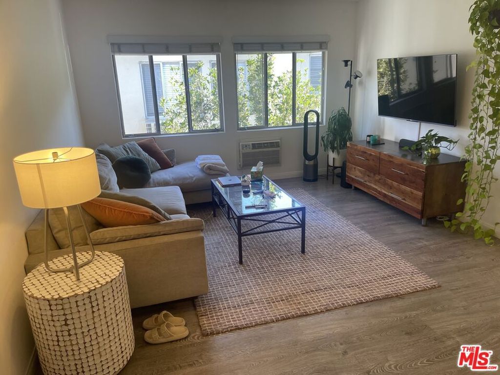 Image 2 of property listing at 304 S Doheny Drive, Beverly Hills, CA 90211